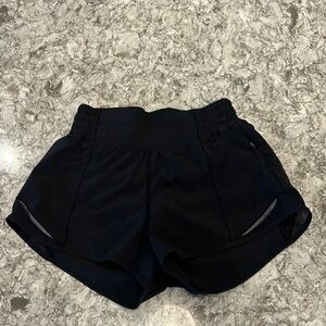 Lululemon hotty hot High Rise 2.5 length Women's Black Athletic Shorts